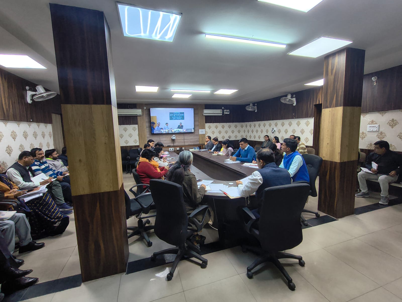 जिला कलक्टर लोकबंधु ने विकास रथ यात्रा एवं अन्य कार्यक्रमों की प्रगति की समीक्षा की