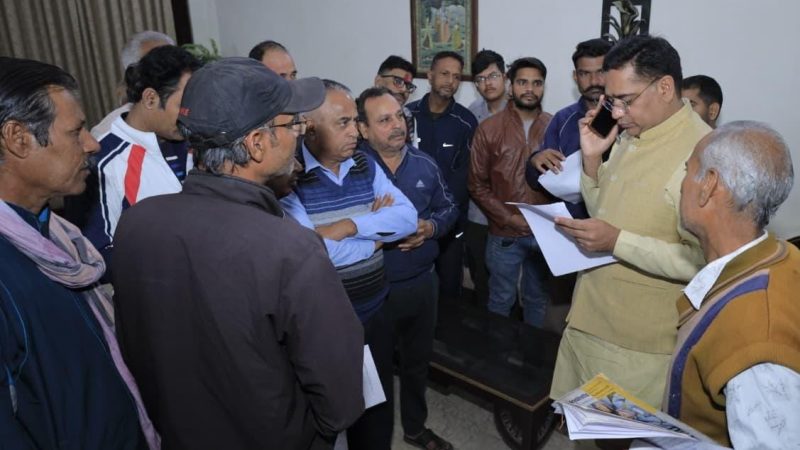 सर्किट हाउस अजमेर में जल संसाधन मंत्री एवं पुष्कर विधायक सुरेश सिंह रावत ने की जनसुनवाई