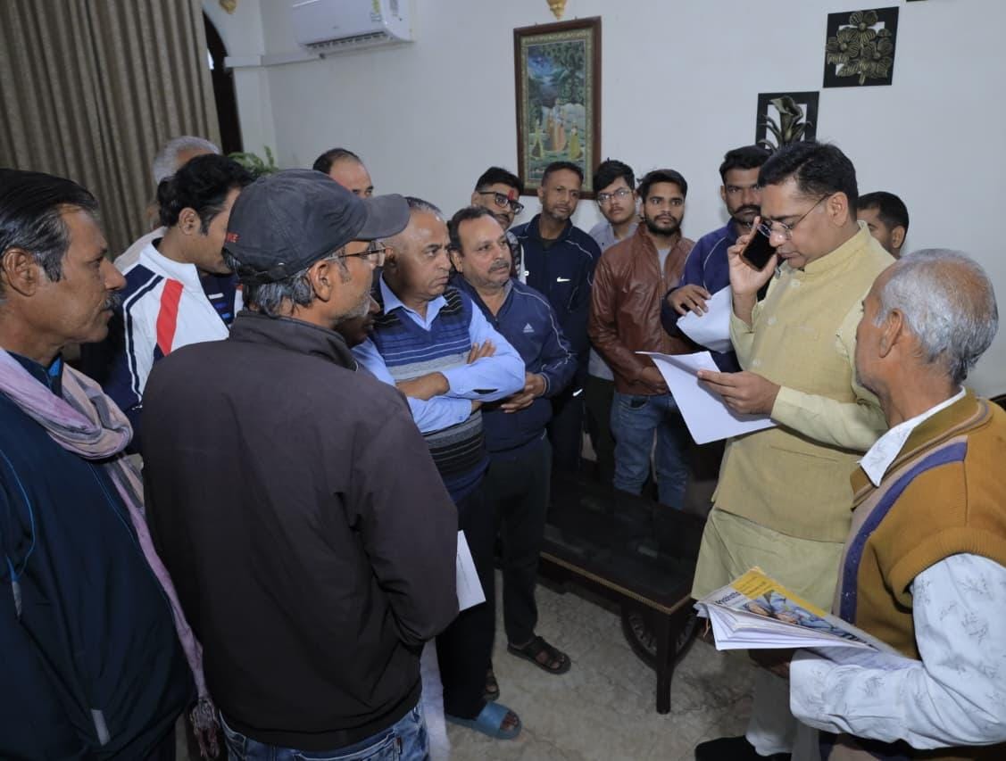 सर्किट हाउस अजमेर में जल संसाधन मंत्री एवं पुष्कर विधायक सुरेश सिंह रावत ने की जनसुनवाई