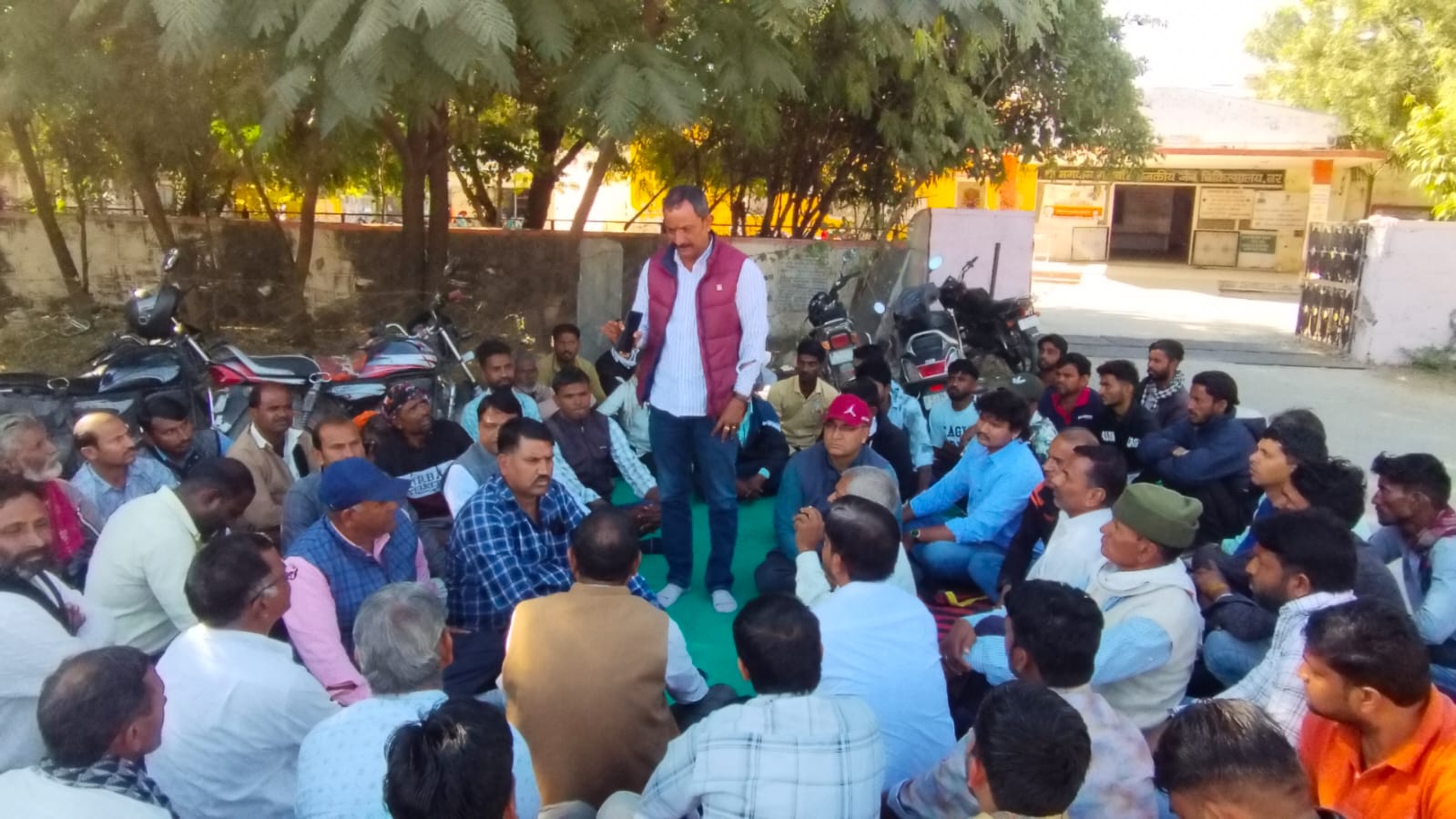 मुआवजे की मांग को लेकर ग्रामीणों ने किया धरना प्रदर्शन, टोल कर्मचारियों के खिलाफ करवाया मामला दर्ज