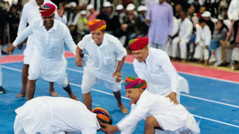 सांसद खेल महोत्सव : केंद्रीय मंत्री चौधरी और अंतरराष्ट्रीय खिलाड़ी हुड्डा ने मैदान में उतरकर बढ़ाया खिलाड़ियों और आमजन का उत्साह