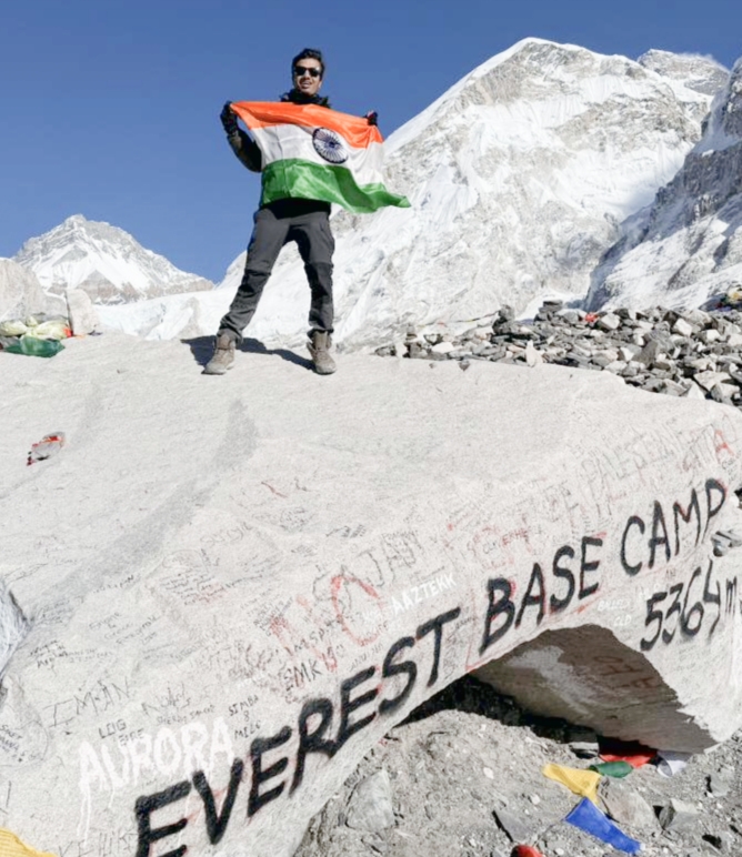 आकाश ने छुआ आकाश की ऊंचाइयों को, फ़हराया तिरंगा।