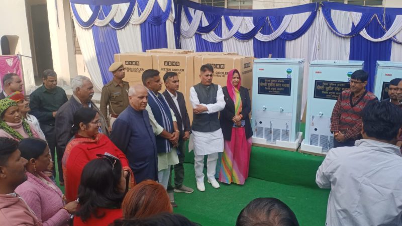 अजमेर जिला प्रमुख ने द्वितीय चरण में 39 वाटर कूलर का किया वितरण