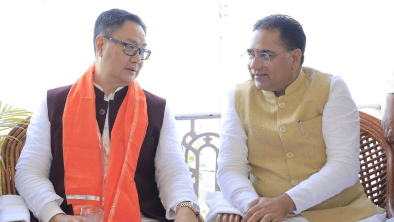 प्रधानमंत्री मोदी की चादर लेकर अजमेर पहुँचे केंद्रीय मंत्री किरेन रिजिजू; जल संसाधन मंत्री सुरेश सिंह रावत ने किया आत्मीय स्वागत