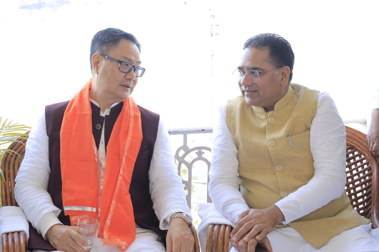 प्रधानमंत्री मोदी की चादर लेकर अजमेर पहुँचे केंद्रीय मंत्री किरेन रिजिजू; जल संसाधन मंत्री सुरेश सिंह रावत ने किया आत्मीय स्वागत