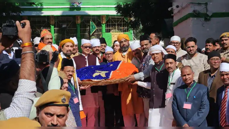 केंद्रीय मंत्री किरेन र‍िज‍िजू ने कहा क‍ि मैं अपने आपको खुशनशीब मानता हूं क‍ि यहां अजमेर शरीफ दूसरी बार आया हूं. चादरपोशी के बाद उन्होंने दुआ मांगी.