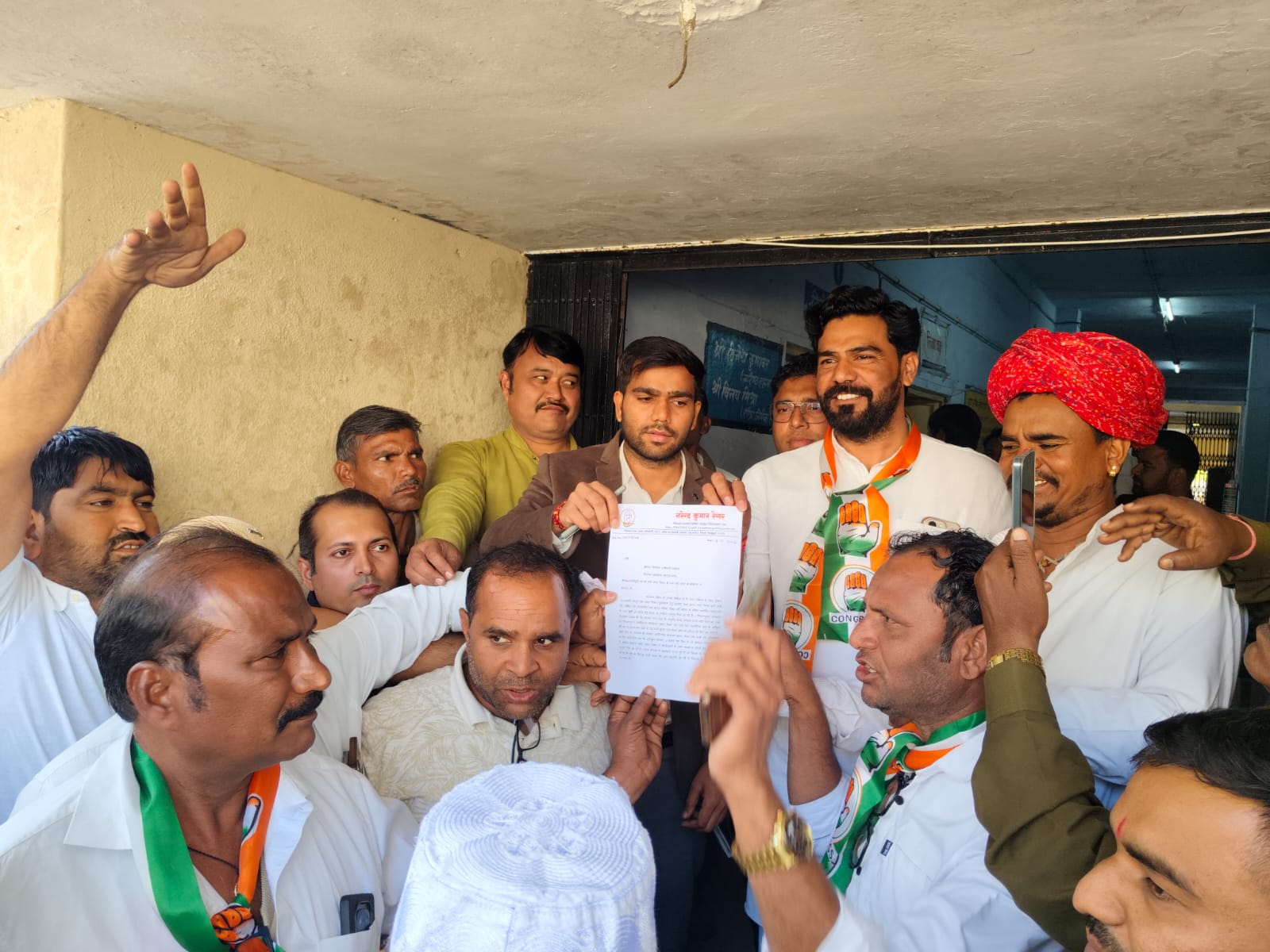 एसआईआर: कांग्रेस कार्यकर्ताओं का उपखण्ड कार्यालय के बाहर प्रदर्शन।