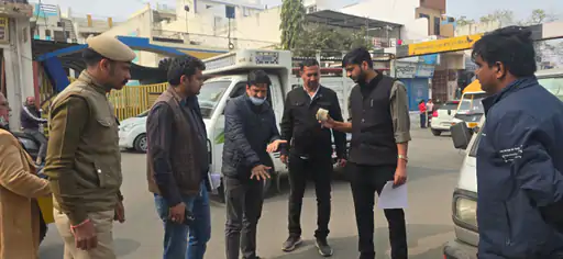 सड़क की गुणवत्ता पर सख्ती: कमिश्नर मशीन लेकर पहुंचे मैदान में, डामर काटकर जांची मोटाई