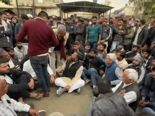 पूर्व सरपंच पर बोलेरो चढ़ाने के मामले में मौत के बाद हंगामा, गिरफ्तारी के आश्वासन पर धरना समाप्त