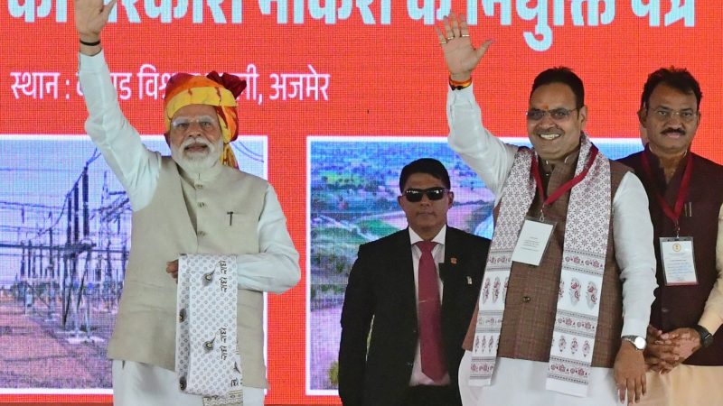 प्रधानमंत्री श्री नरेन्द्र मोदी ने अजमेर से किया सर्वाइकल कैंसर के विरुद्ध राष्ट्रीय एचपीवी टीकाकरण अभियान का शुभारम्भ- प्रदेश को दी 16 हजार 686 करोड़ रुपये की विकास परियोजनाओं की सौगात-21 हजार 863 युवाओं को मिले नियुक्ति पत्र 