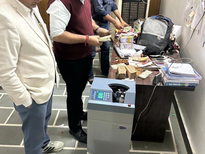 कनिष्ठ सहायक के पांच ठिकानों पर एक साथ सर्च, 75 लाख नकद और भारी मात्रा में आभूषण बरामद