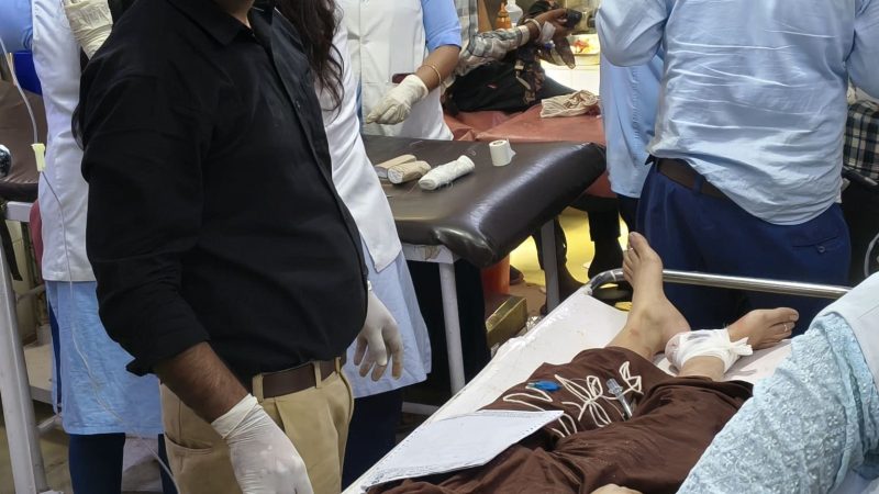 अनियंत्रित निजी बस पलटी, ढाई साल की मासूम की मौत, 50 घायल