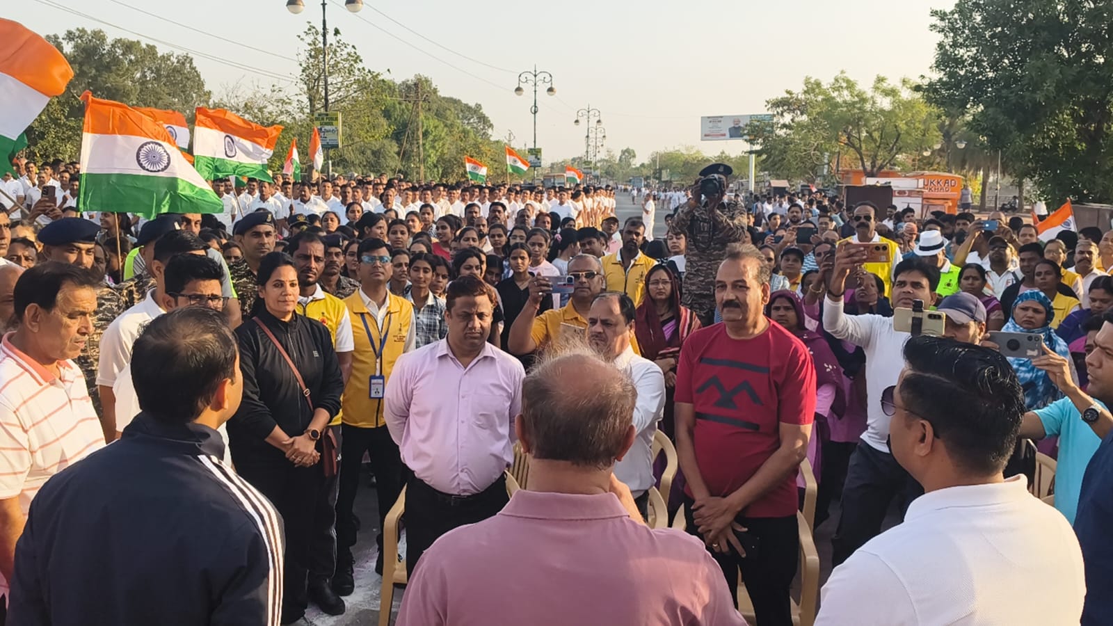 जिला स्तरीय रन फॉर विकसित राजस्थान का हुआ आयोजनसंभागीय आयुक्त श्री शक्ति सिंह राठौड़ एवं जिला कलक्टर श्री लोक बंधु ने हरी झंडी दिखाकर किया रवाना