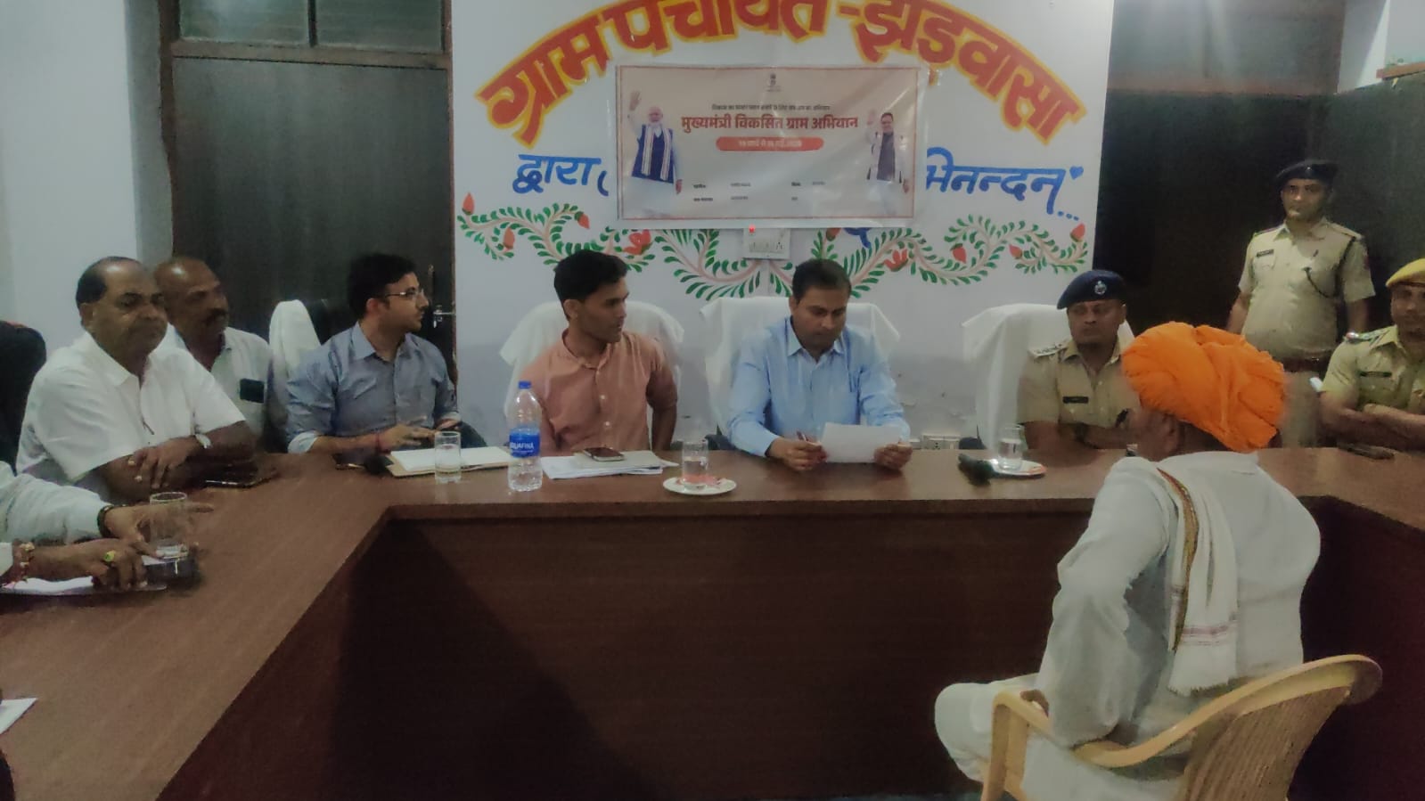 उपखंड नसीराबाद के ग्राम झड़वासा में जिला कलक्टर लोकबंधु की अध्यक्षता में रात्रि चौपाल का आयोजन किया गया