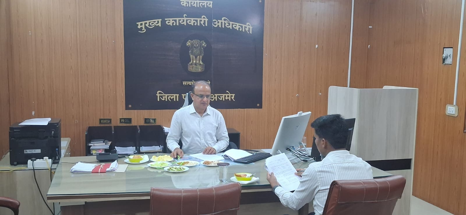 अजमेर संभागीय आयुक्त शक्ति सिह राठौड पहुचें जिला परिषद