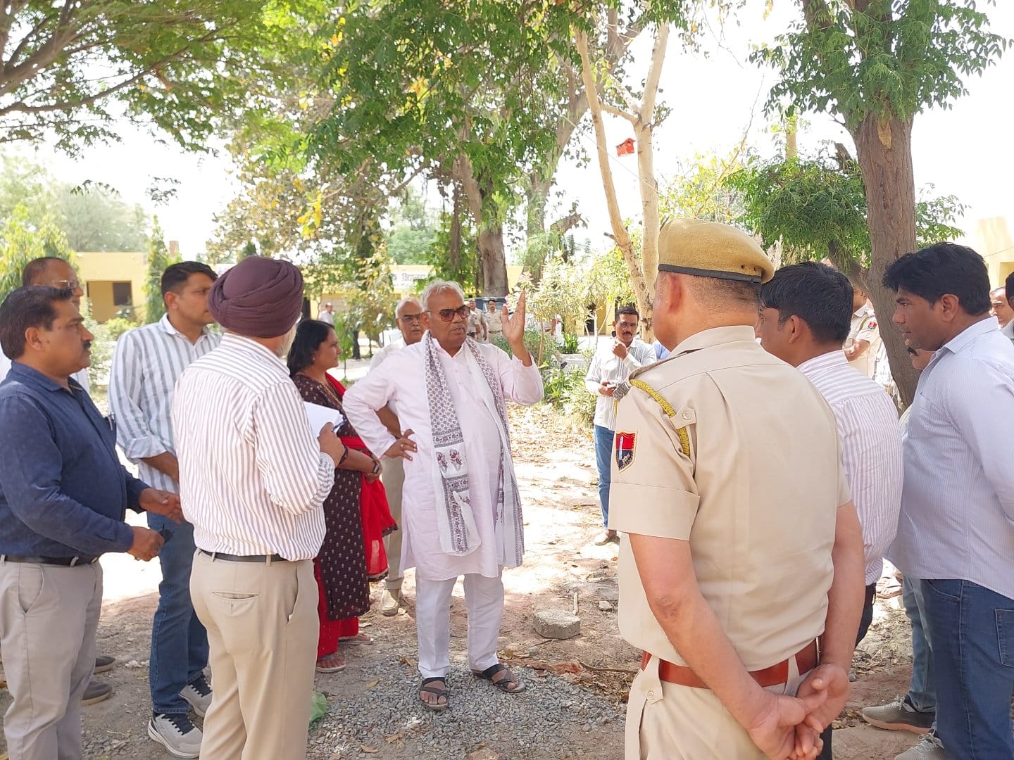 चिलचिलाती धूप में पैदल भ्रमण कर शिक्षा मंत्री ने परखी सफाई व्यवस्था—जिला परिषद अधिकारियों को दिए आवश्यक निर्देश