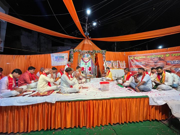 हिंदू युवा वाहिनी के अध्यक्ष रोहित खंडेलवाल ने जानकारी देते हुए बताया कि,मुख्य बाजार नसिराबाद स्थित हनुमान चौक पर हनुमान जन्मोत्सव की के अवसर पर आज हनुमान चौ