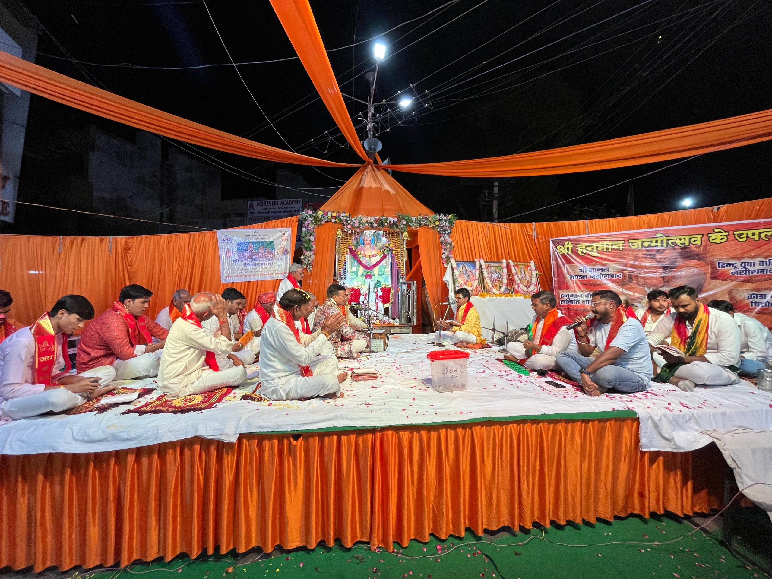 हिंदू युवा वाहिनी के अध्यक्ष रोहित खंडेलवाल ने जानकारी देते हुए बताया कि,मुख्य बाजार नसिराबाद स्थित हनुमान चौक पर हनुमान जन्मोत्सव की के अवसर पर आज हनुमान चौ