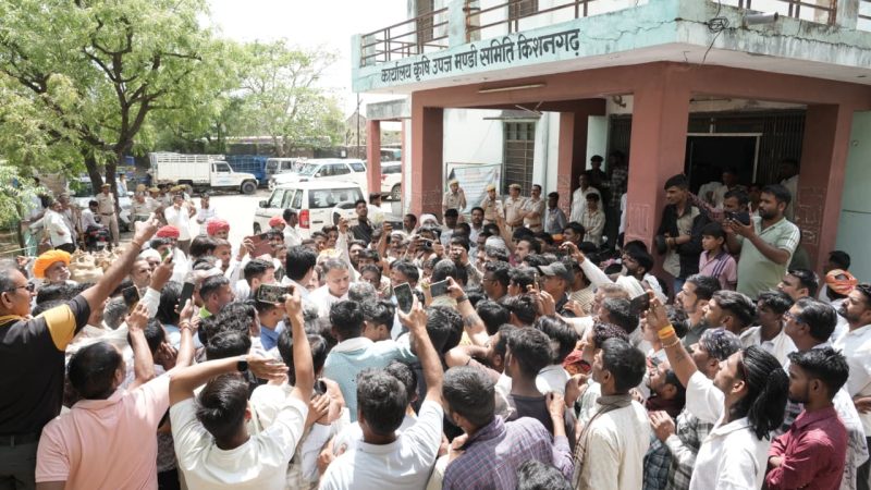 किशनगढ़ कृषि मंडी में व्यापारियों की मनमानी के खिलाफ किसानों का हल्ला बोल; विधायक विकास चौधरी ने मंडी प्रशासन को लगाई फटकार