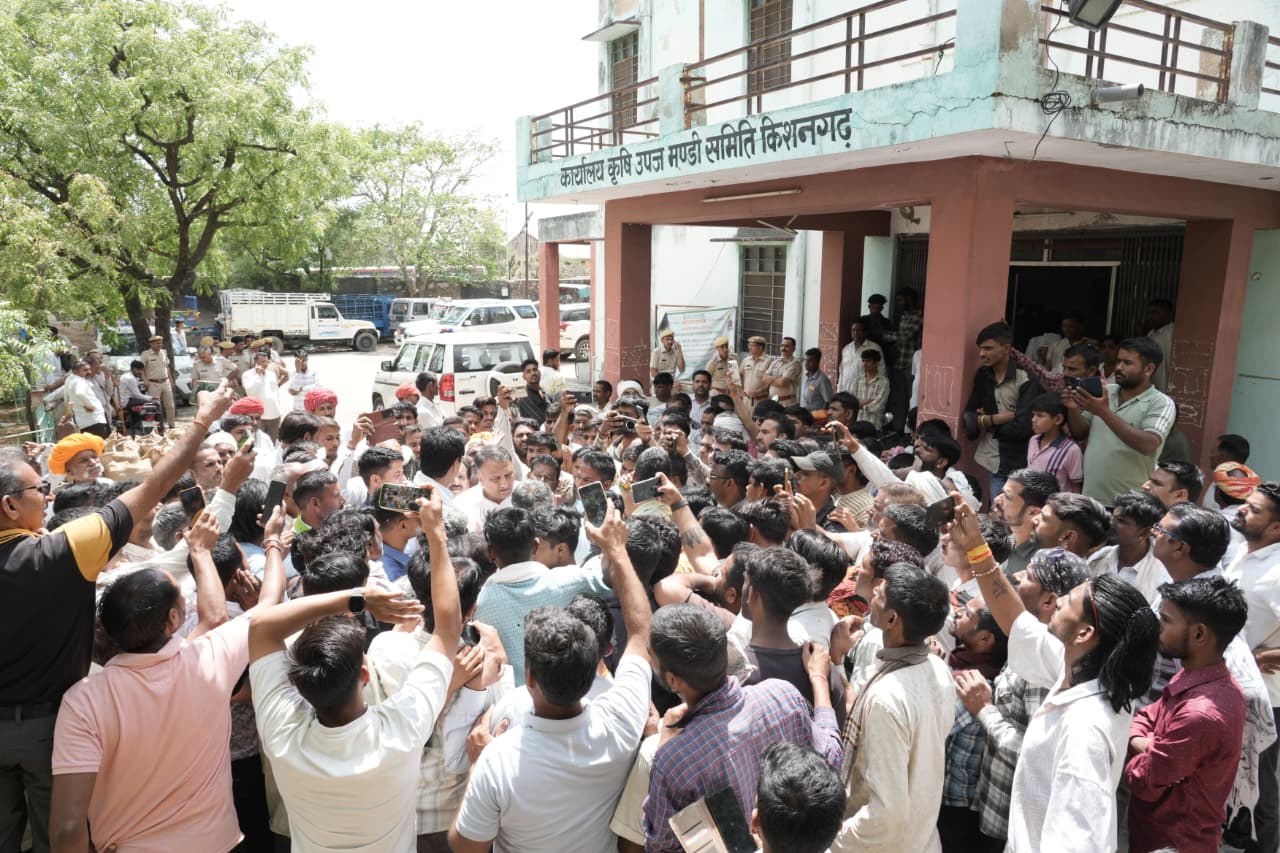 किशनगढ़ कृषि मंडी में व्यापारियों की मनमानी के खिलाफ किसानों का हल्ला बोल; विधायक विकास चौधरी ने मंडी प्रशासन को लगाई फटकार