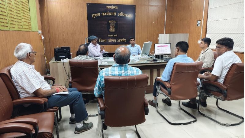 ग्रामीण विकास विभाग शासन सचिव ने जिला परिषद में ली योजनाओं की समीक्षा बैठक