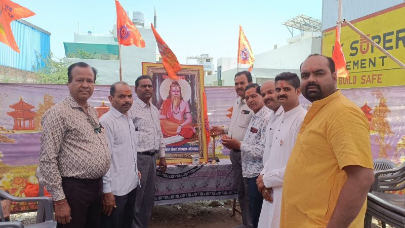 महर्षि पाराशर सेवार्थ संस्थान भीलवाड़ा द्वारा शिव पुराण महा कथा में आने वाले शिव भक्तों श्रद्धालुओं को जलसेवा व छाछ वितरण का सेवा कार्य संस्थान के सभी सदस्यों