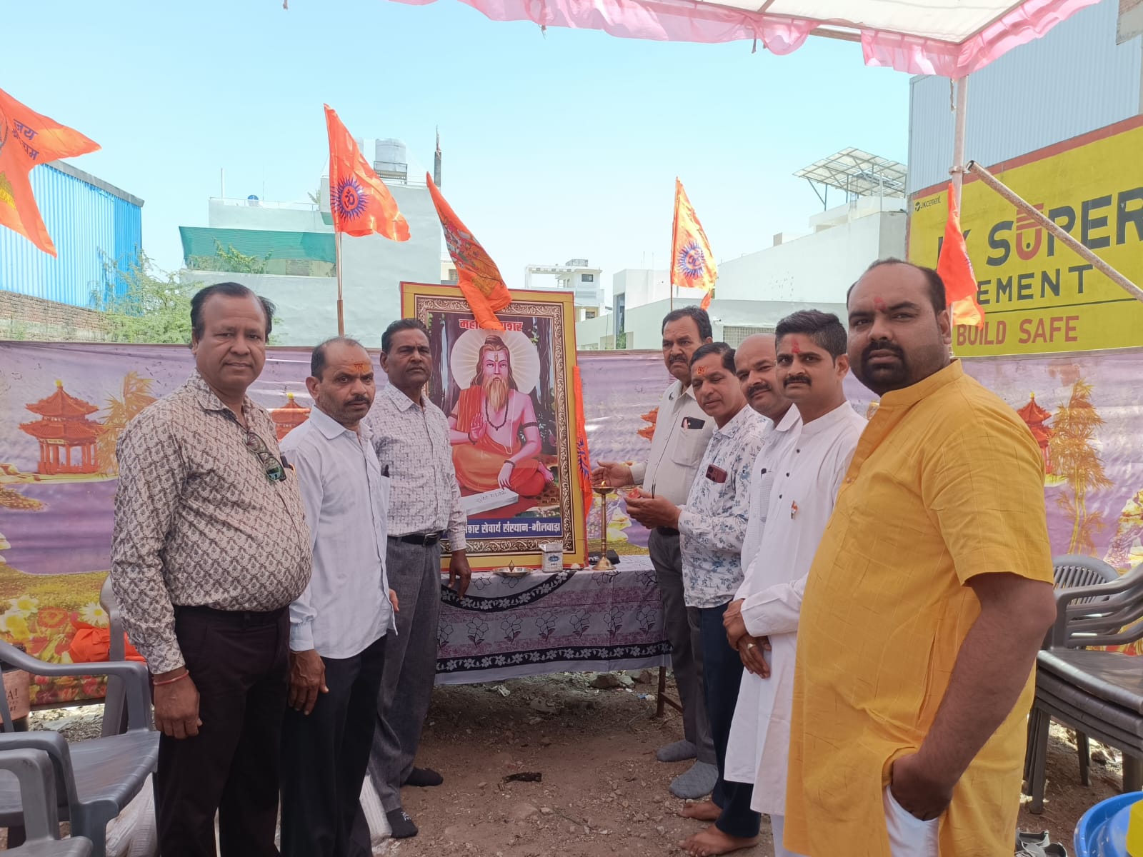 महर्षि पाराशर सेवार्थ संस्थान भीलवाड़ा द्वारा शिव पुराण महा कथा में आने वाले शिव भक्तों श्रद्धालुओं को जलसेवा व छाछ वितरण का सेवा कार्य संस्थान के सभी सदस्यों