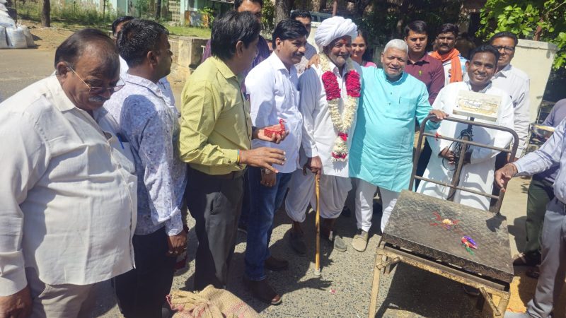 भीलवाडा मंडी मे एफसीआई ने गेहूं की खरीद की शूरू,सासंद दामोदर अग्रवाल ने अन्नदाता किसानों का किया तिलक लगाकर अभिनंदन