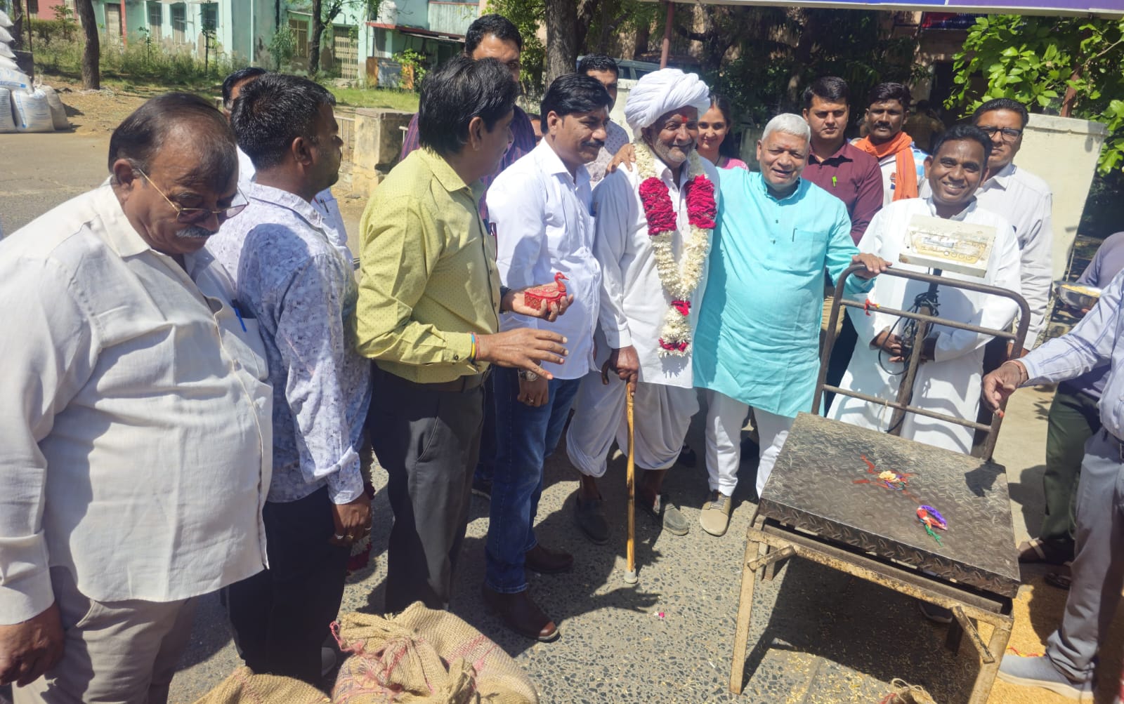 भीलवाडा मंडी मे एफसीआई ने गेहूं की खरीद की शूरू,सासंद दामोदर अग्रवाल ने अन्नदाता किसानों का किया तिलक लगाकर अभिनंदन