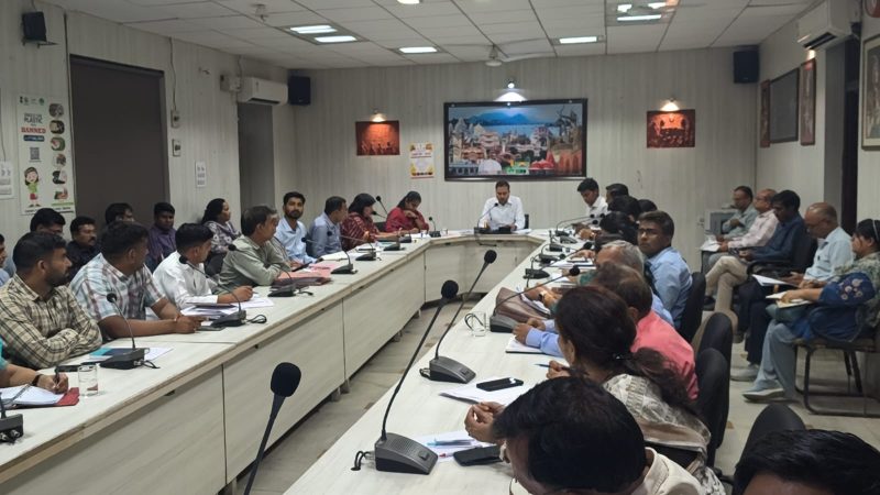 जिला कलक्टर लोक बन्धु ने विभागों को सभी गतिविधियों को समयबद्ध पूर्ण करने के निर्देश दिए। उन्होंने कहा कि ग्राम पंचायतों एवं शहरी वार्डों के लिए डायनामिक मास्टर प्लान तैयार करें।