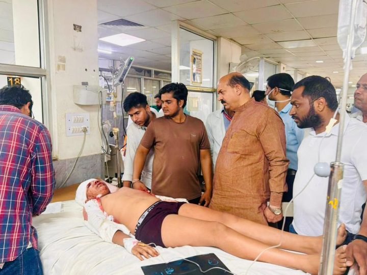 पुष्कर घाटी,अजमेर में अनियंत्रित होकर बस खाई में गिरने की दुखद सूचना प्राप्त हुई हैघटना की जानकारी मिलते ही तुरंत भाजपा शहर जिलाध्यक्ष रमेश सोनी अस्पताल पहुंच कर सभी को