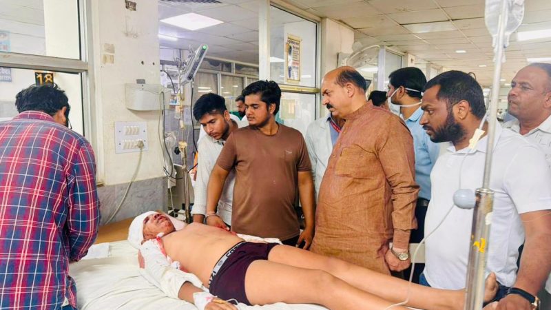 पुष्कर घाटी,अजमेर में अनियंत्रित होकर बस खाई में गिरने की दुखद सूचना प्राप्त हुई हैघटना की जानकारी मिलते ही तुरंत भाजपा शहर जिलाध्यक्ष रमेश सोनी अस्पताल पहुंच कर सभी को