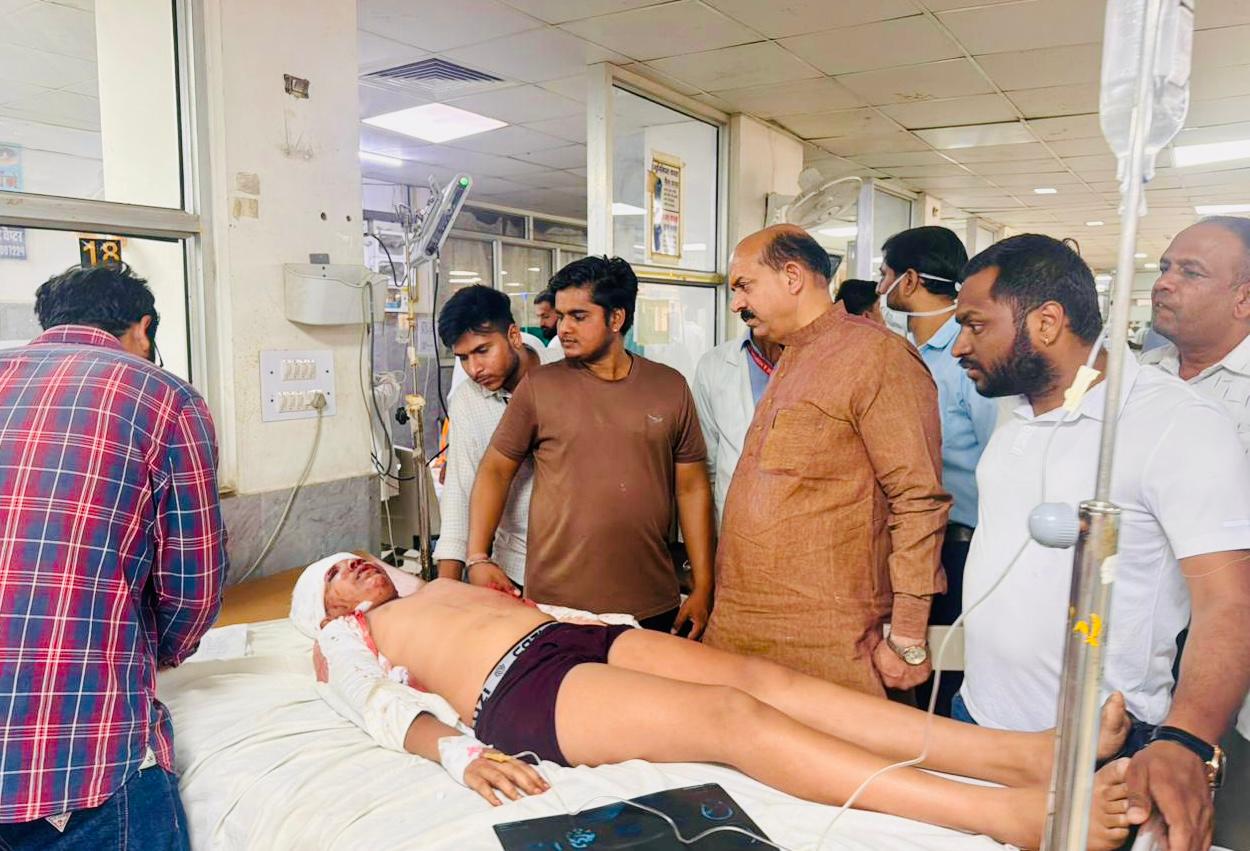 पुष्कर घाटी,अजमेर में अनियंत्रित होकर बस खाई में गिरने की दुखद सूचना प्राप्त हुई हैघटना की जानकारी मिलते ही तुरंत भाजपा शहर जिलाध्यक्ष रमेश सोनी अस्पताल पहुंच कर सभी को