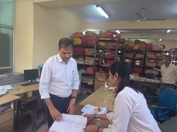 जिला कलक्टर ने किया कार्यालयों का सघन औचक निरीक्षण