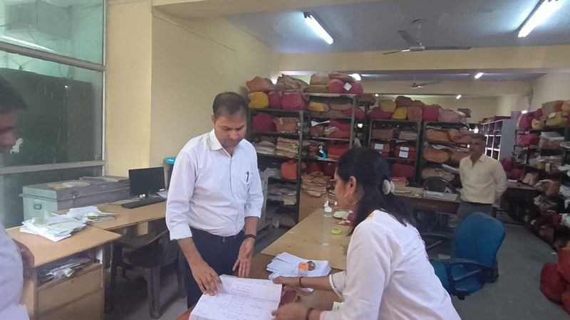 जिला कलक्टर ने किया कार्यालयों का सघन औचक निरीक्षण