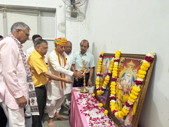 मोदी सरकार लघु उद्योगों और हस्तशिल्प क्षेत्र को सशक्त बनाने के लिए निरंतर प्रयासरत : भागीरथ चौधरी