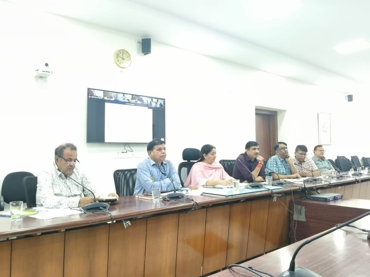 मनरेगा में अपूर्ण कार्य गुणवत्ता के साथ समय पर पूर्ण करवाएं, सघन पौधारोपण के लिए 15 मई तक स्थान चयन ​​करें— मनरेगा आयुक्त