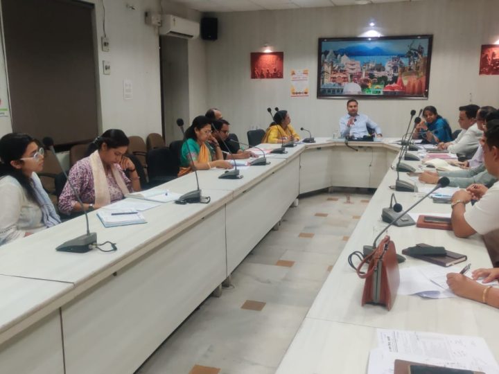 मानसून पूर्व तैयारियों को लेकर जिला कलक्टर ने ली समीक्षा बैठकजल निकासी व्यवस्था दुरुस्त करने के दिए निर्देश
