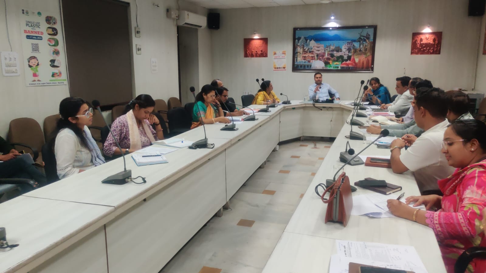मानसून पूर्व तैयारियों को लेकर जिला कलक्टर ने ली समीक्षा बैठकजल निकासी व्यवस्था दुरुस्त करने के दिए निर्देश