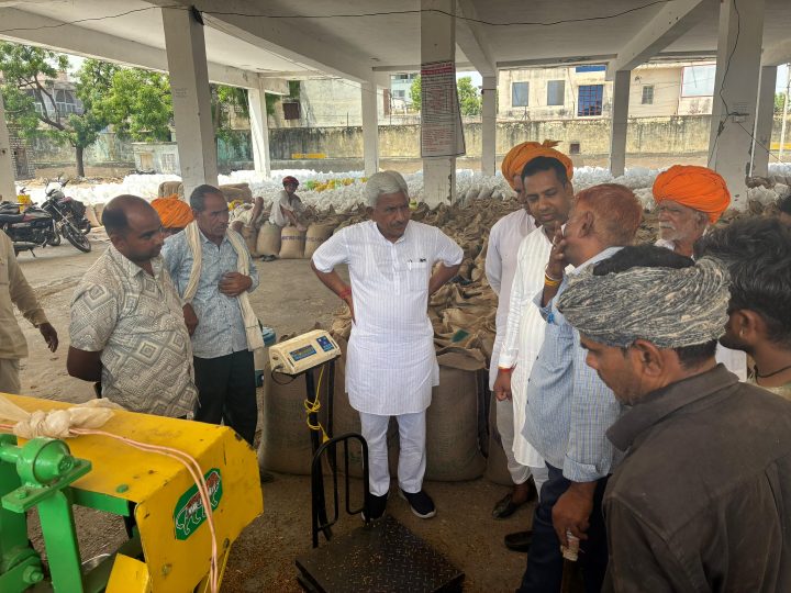 मसूदा विधायक वीरेंद्र कानावत पहुचे कृर्षि मंडी बिजयनगर, किसानो व मंडी अधिकारियो से की चर्चा