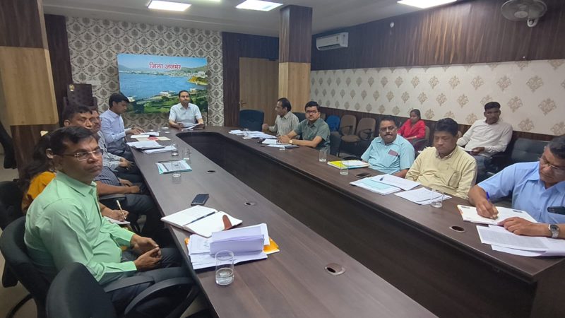जिला कलक्टर ने विकास अधिकारियों के साथ ली समीक्षा बैठकपंचायती राज एवं ग्रामीण विकास विभाग की योजनाओं की ब्लॉकवार की समीक्षा