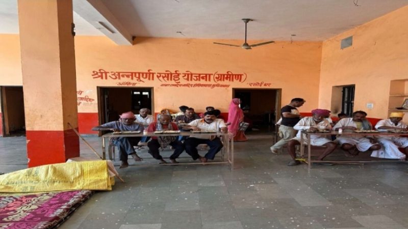 ग्राम बबायचा में आयोजित ग्राम रथ अभियान के तहत सरकारी योजना की जानकारी दी गयी।