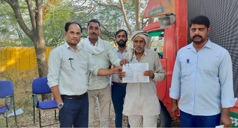 ग्राम रथ अभियान ग्राम पंचायत लवेरा में लक्ष्मण गुर्जर को मिला मृदा स्वास्थ्य कार्ड