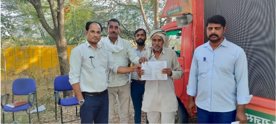 ग्राम रथ अभियान ग्राम पंचायत लवेरा में लक्ष्मण गुर्जर को मिला मृदा स्वास्थ्य कार्ड