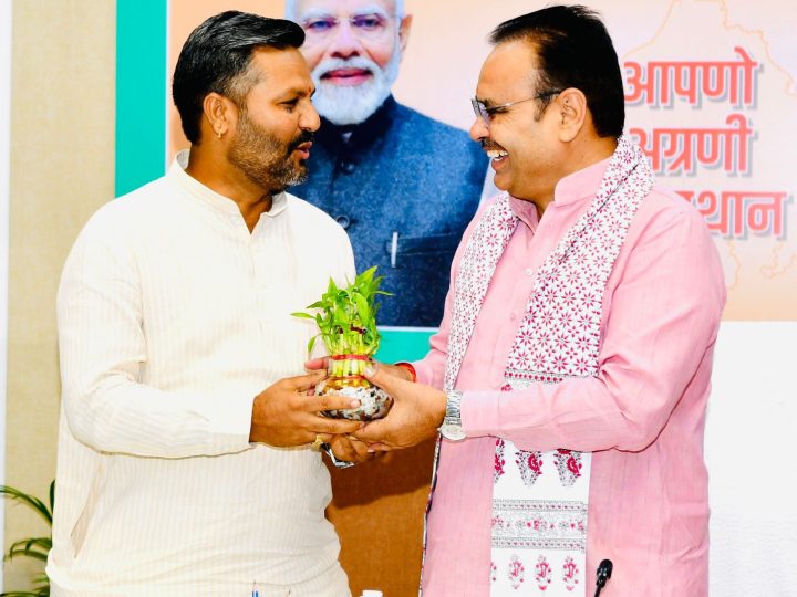 मुख्यमंत्री निवास पर बंगाल चुनाव जीत की खुशी,झालमुड़ी खिलाकर कार्यकर्ताओं का हौसला बढ़ाया