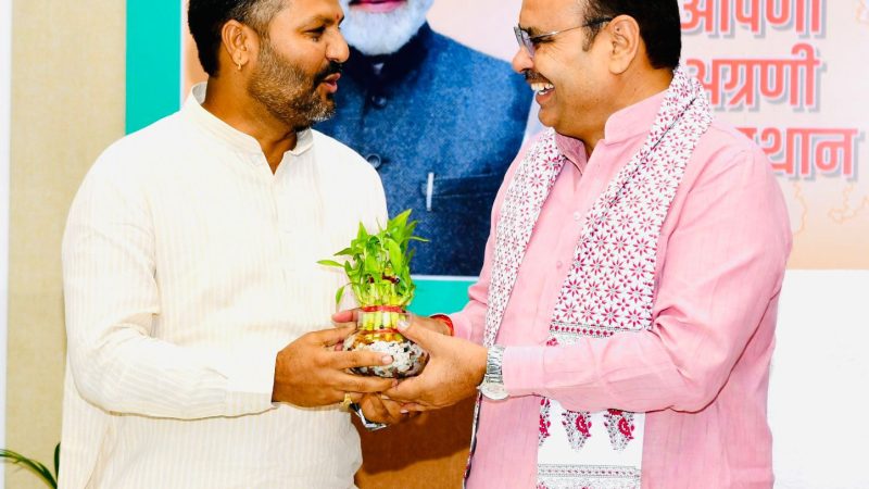 मुख्यमंत्री निवास पर बंगाल चुनाव जीत की खुशी,झालमुड़ी खिलाकर कार्यकर्ताओं का हौसला बढ़ाया