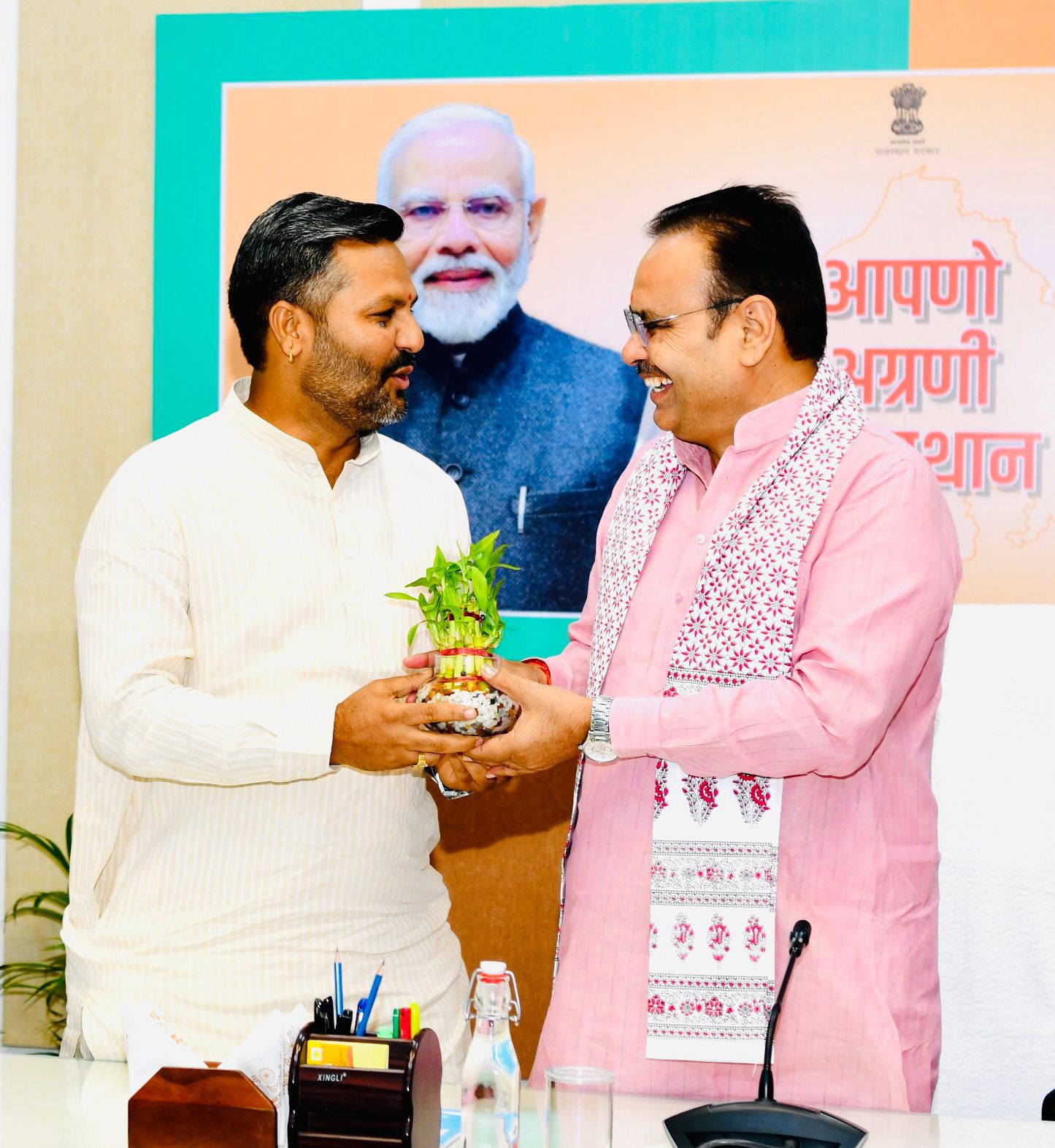 मुख्यमंत्री निवास पर बंगाल चुनाव जीत की खुशी,झालमुड़ी खिलाकर कार्यकर्ताओं का हौसला बढ़ाया