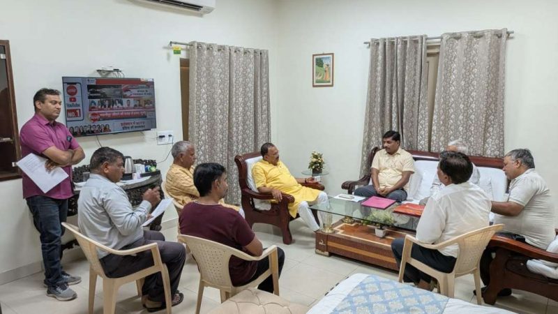माकड़वाली फल व सब्जी मंडी को शुरू करने की दिशा में अहम पहल हुई है। विधानसभा अध्यक्ष  वासुदेव देवनानी ने गुरूवार को सर्किट हाउस में मंडी समिति के अधिकारियों व व्यापारियों