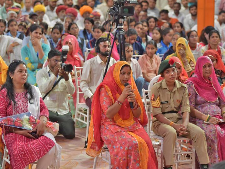 मुख्यमंत्री भजनलाल शर्मा ने राजीविका से जुड़ी डाटा सखी प्रियंका गोस्वामी से संवाद, लखपति दीदियों ने साझा किए अपने अनुभव