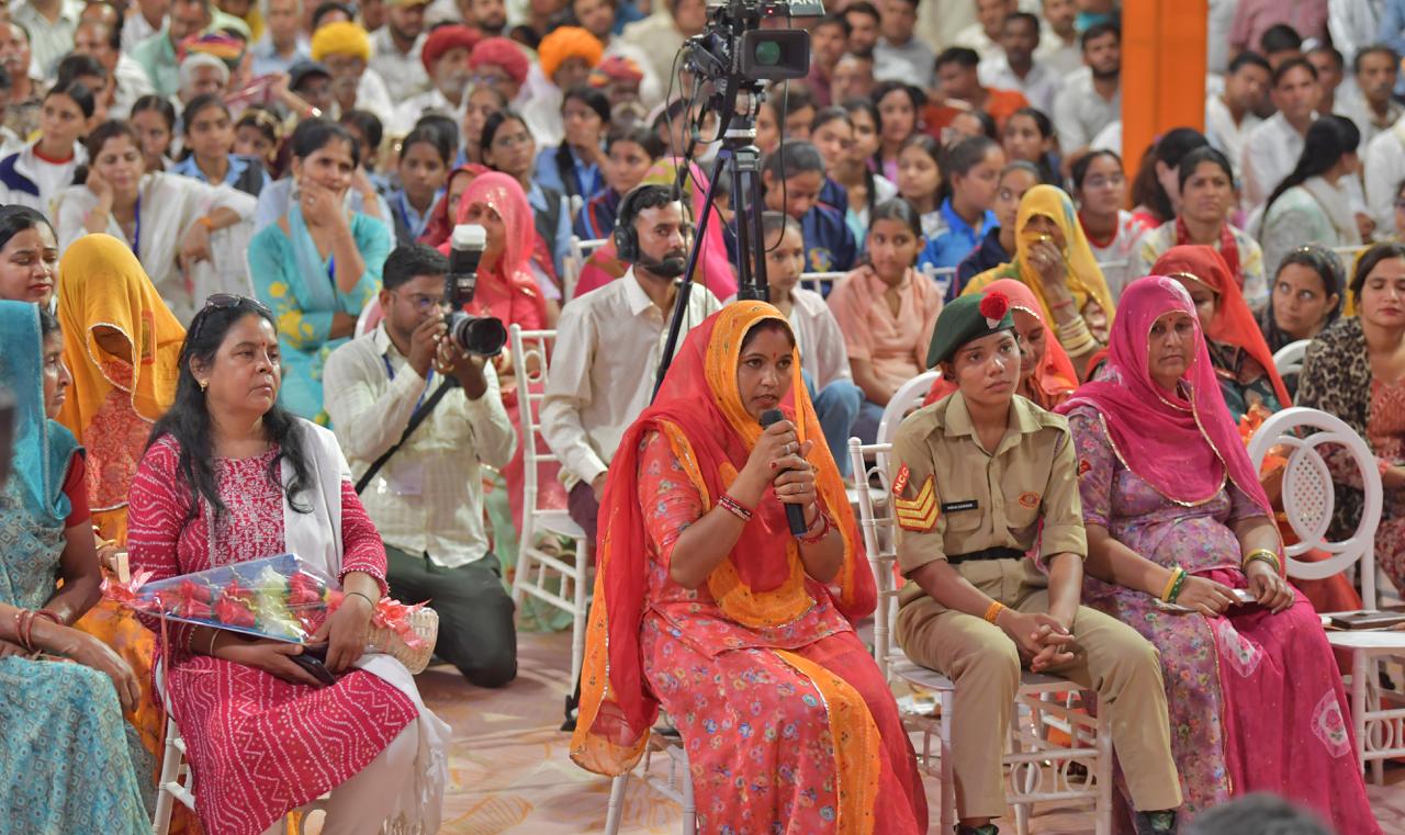 मुख्यमंत्री भजनलाल शर्मा ने राजीविका से जुड़ी डाटा सखी प्रियंका गोस्वामी से संवाद, लखपति दीदियों ने साझा किए अपने अनुभव